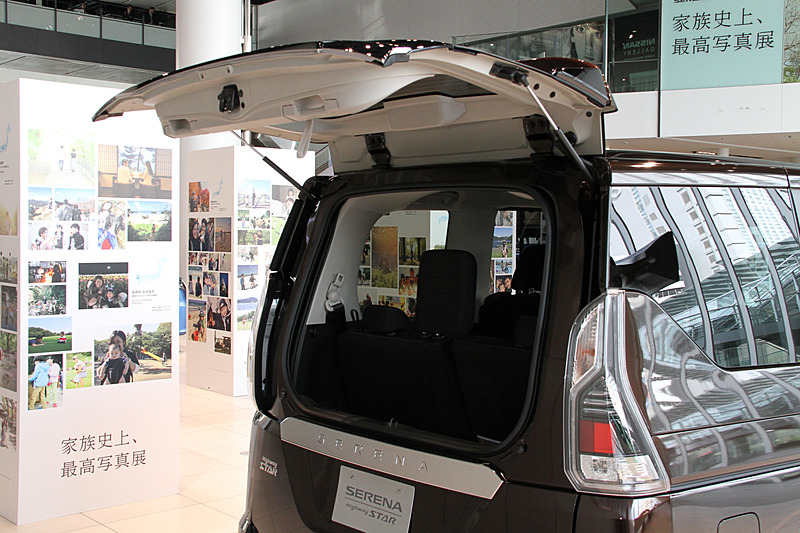 上下2分割で開閉できる「デュアルバックドア」といったセレナならではの装備はそのままに、エクステリアではVモーショングリルにブルーカラーのアクセントを採用するとともに3本ラインのLEDストップランプを専用装備。ピアノ調黒艶塗装のリアサイド・スポイラー、切削ツートン塗装の15インチアルミホイールもセレナ e-POWERならではの装備（写真はe-POWER ハイウェイスター V）