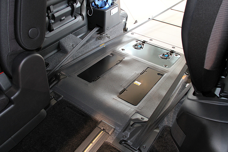 同じくオーテックジャパンからリリースされる、福祉車両「ライフケアビークルシリーズ」の「セレナ e-POWER チェアキャブ スロープタイプ」。車いすは3列目シートの左右を格納して乗車でき、車いす1名を含めて5名が乗車できる。車いすに乗る人が乗車しない場合の乗車定員は7名。価格は353万1000円～372万5000円