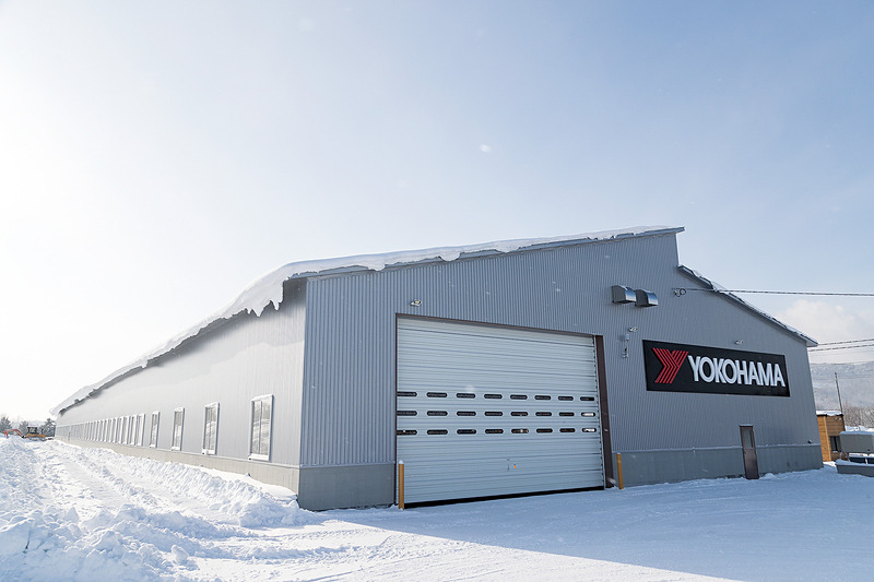 試乗会は北海道旭川市にある横浜ゴムの「北海道タイヤテストセンター（Tire Test Center of Hokkaido＝TTCH）」で実施。1月末に開設された新施設「屋内氷盤試験場」は風や雪の影響を受けずにタイヤの氷上性能がテスト可能。側面の両サイドの高い位置にヒーターを備え、室内温度を上げて路面の氷が溶けた状況も作り出せる