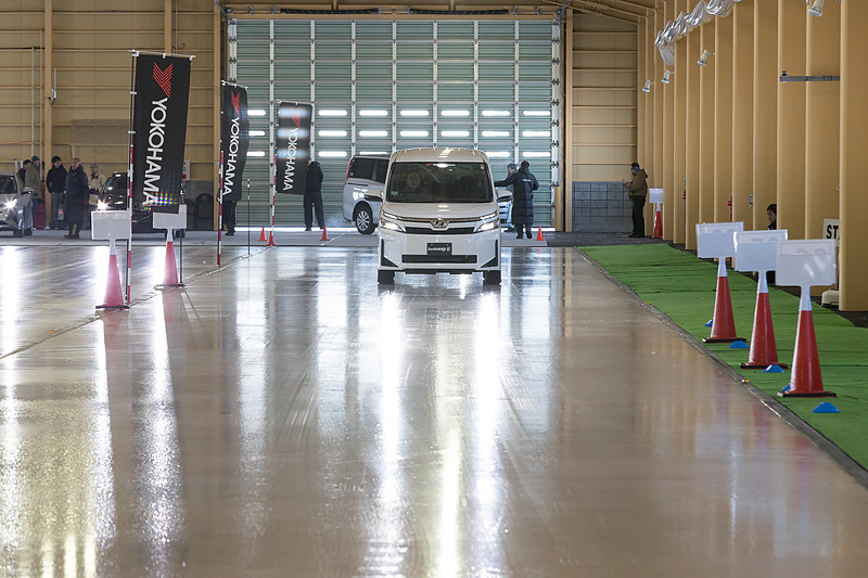 試乗会は北海道旭川市にある横浜ゴムの「北海道タイヤテストセンター（Tire Test Center of Hokkaido＝TTCH）」で実施。1月末に開設された新施設「屋内氷盤試験場」は風や雪の影響を受けずにタイヤの氷上性能がテスト可能。側面の両サイドの高い位置にヒーターを備え、室内温度を上げて路面の氷が溶けた状況も作り出せる