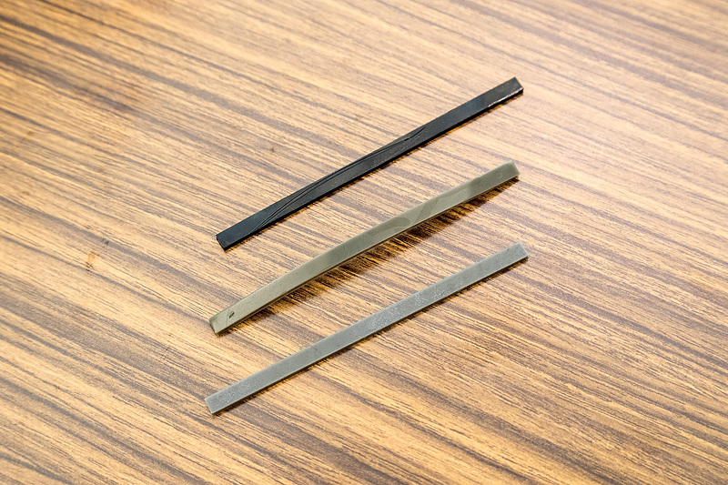 シリカやカーボンブラックの配合を変えたゴムのサンプルを使い、実際にゴムのしなやかさや変形しやすさなどを体感