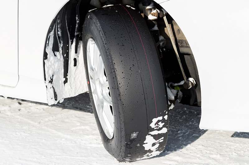 これから雪上や氷上を走るとはとても思えない完全なスリック状態。日ごろはこの状態から試作段階のトレッドパターンを施し、テストでパターン性能を確認するベースとして使われているのこと