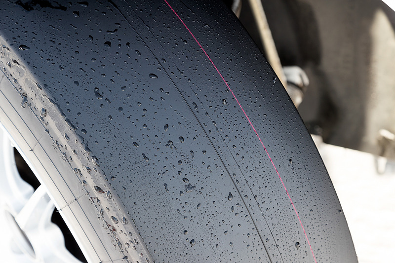 これから雪上や氷上を走るとはとても思えない完全なスリック状態。日ごろはこの状態から試作段階のトレッドパターンを施し、テストでパターン性能を確認するベースとして使われているのこと