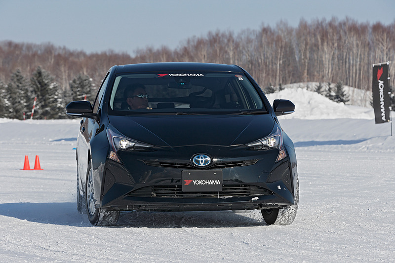 「アイスガード 6のゴム」はトレッドパターンがなくても驚くほどバランスよくグリップ