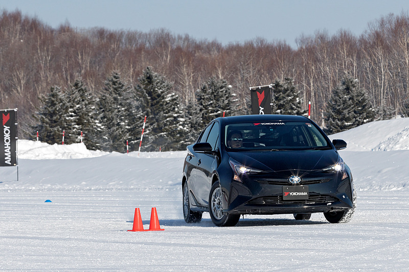 「アイスガード 6のゴム」はトレッドパターンがなくても驚くほどバランスよくグリップ