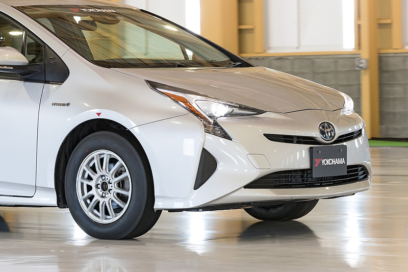 屋内氷盤試験場の氷上で制動力の違いをチェック