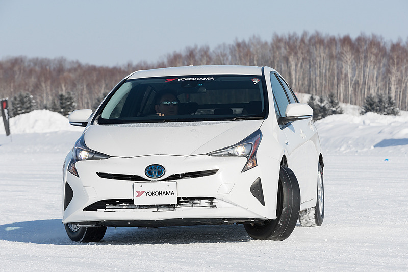 トレッドパターンがない「ウインタータイヤ（V905）のゴム」はグリップ感が薄く、ゴムの違いによる差を体感