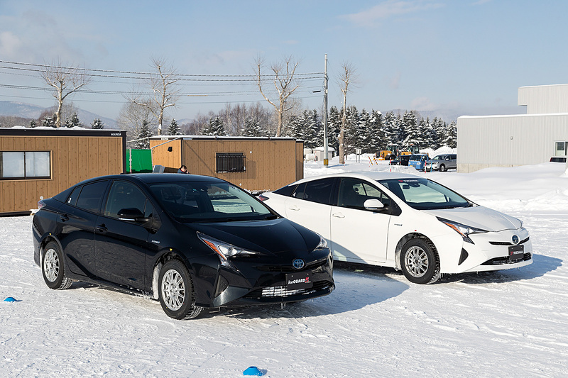 トレッドパターンの差を体感するために用意された、「アイスガード 5 プラス」装着車（左）と、「アイスガード 5 プラスのゴムにアイスガード 6のパターンを載せた」タイヤの装着車（右）