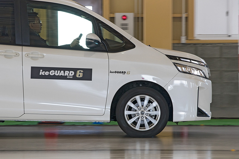 上からアイスガード 6、オールシーズンタイヤ「AVID Ascend」（S323）、欧州ウインタータイヤ「BluEarth Winter」（V905）の氷上制動