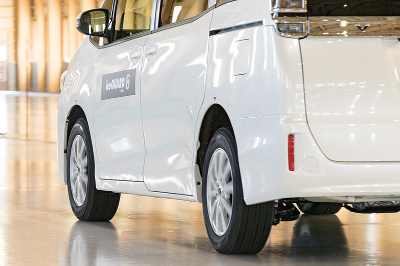 上からアイスガード 6、オールシーズンタイヤ「AVID Ascend」（S323）、欧州ウインタータイヤ「BluEarth Winter」（V905）の氷上制動