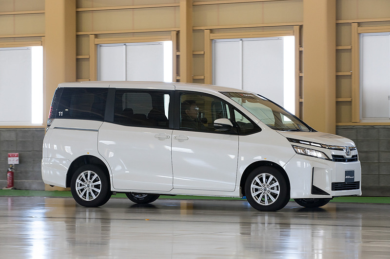 上からアイスガード 6、オールシーズンタイヤ「AVID Ascend」（S323）、欧州ウインタータイヤ「BluEarth Winter」（V905）の氷上制動