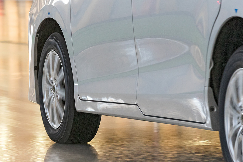 上からアイスガード 6、オールシーズンタイヤ「AVID Ascend」（S323）、欧州ウインタータイヤ「BluEarth Winter」（V905）の氷上制動