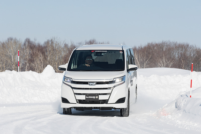アイスガード 6を装着した「ノア」のスノー路面走行