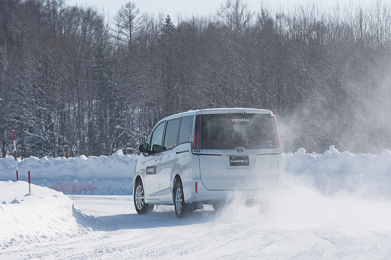アイスガード 6を装着した「ノア」のスノー路面走行