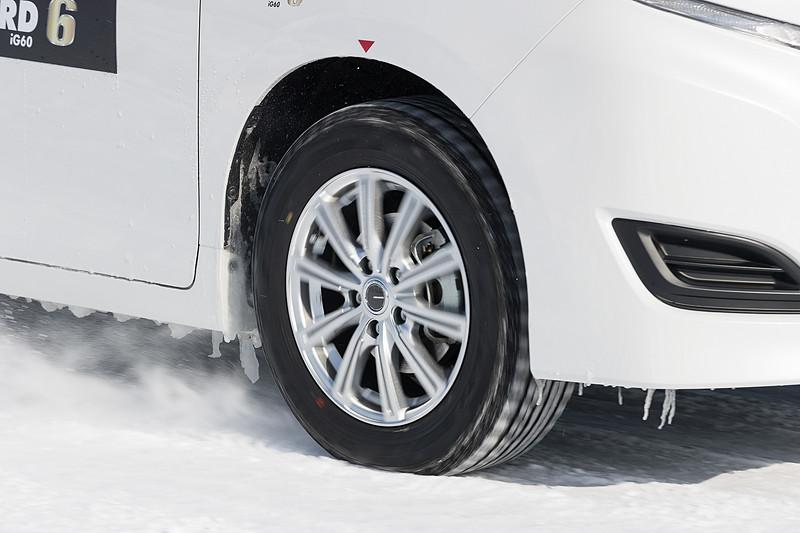 アイスガード 6を装着した「ノア」のスノー路面走行