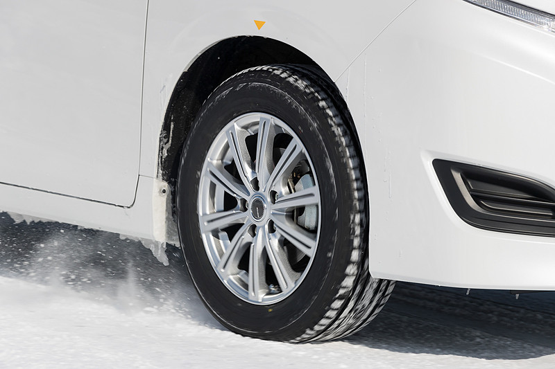 AVID Ascend（S323）を装着したノアのスノー路面走行