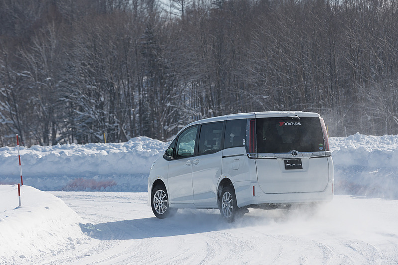 AVID Ascend（S323）を装着したノアのスノー路面走行