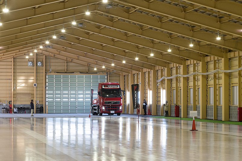 屋内氷盤試験場は大型のトラクターやトレーラー向けタイヤの開発にも利用されているとのことで、トラクターヘッドでの制動デモも行なわれた