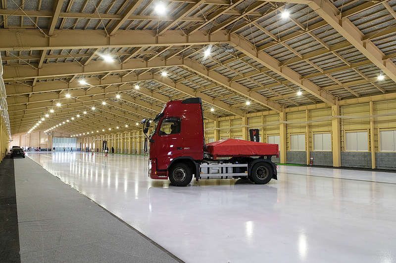 屋内氷盤試験場は大型のトラクターやトレーラー向けタイヤの開発にも利用されているとのことで、トラクターヘッドでの制動デモも行なわれた