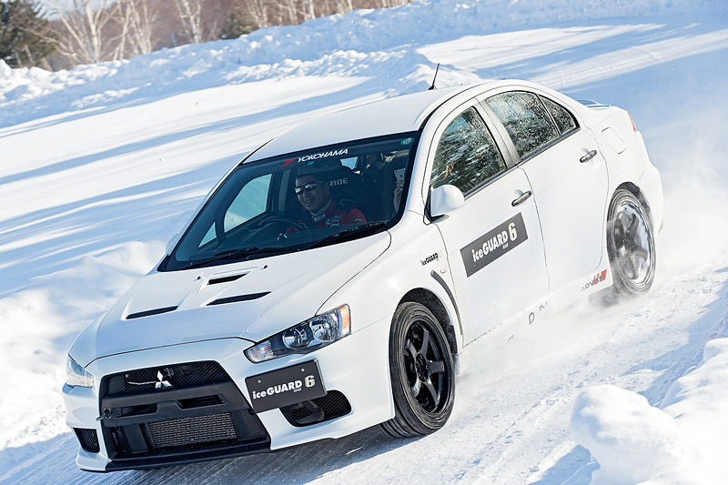 試乗会の終盤に実施されたラリードライバーの奴田原文雄選手による同乗走行デモ