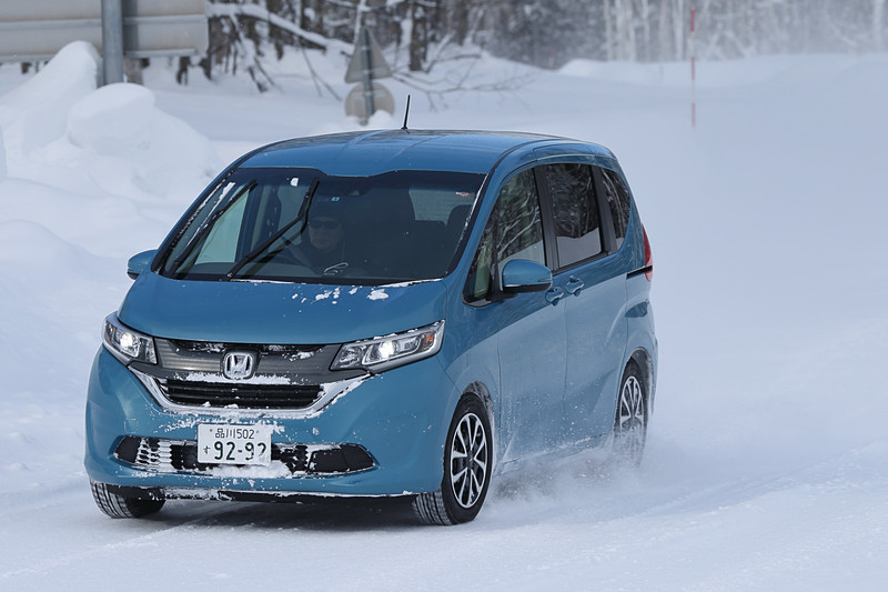 ノーマルモデル（左）と乗り比べ。Modulo Xの狙いを探る