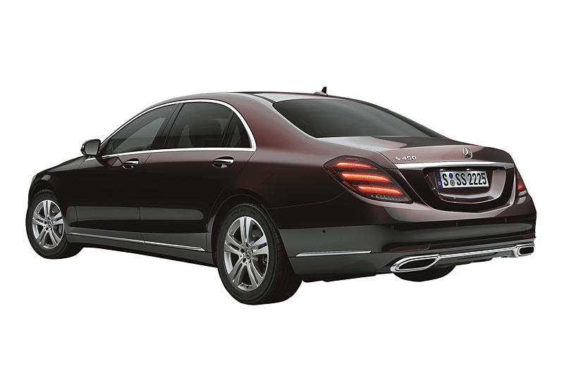 S 450 ロング。ボディサイズは5255×1899×1494mm（全長×全幅×全高）で、ホイールベースは3165mm。S 450に対して全長とホイールベースがそれぞれ130mm長くなっており、後席の空間が広げられている