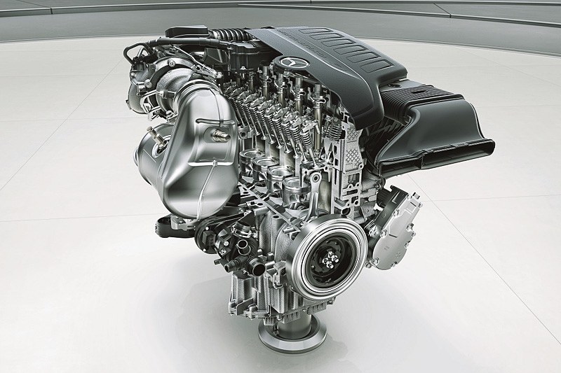最高出力270kW（367PS）/5500-6100rpm、最大トルク500Nm（51.0kgm）/1600-4000rpmを発生する直列6気筒DOHC 3.0リッター直噴ターボエンジン「M256」型。メルセデス・ベンツとして1997年以来約20年ぶりの直列6気筒エンジンの採用となる