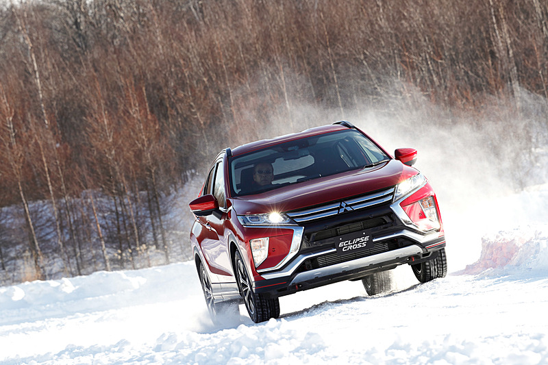新型エクリプス クロス雪上での走行