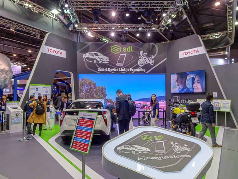 トヨタ自動車のブースには「プリウス」が設置され、その中にSDL対応車載情報システムが展示されていた