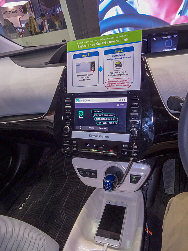 「Clova」を利用したデモは、USBで接続されたスマホを利用して行なわれた