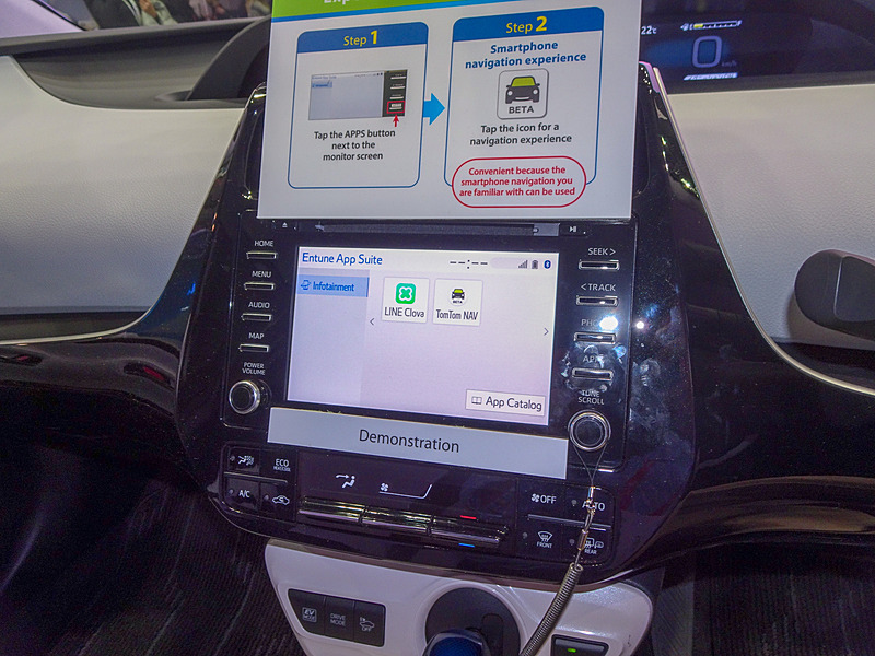 デモ環境のスマホにはLINEのClovaとTomTomのナビアプリが導入されていた
