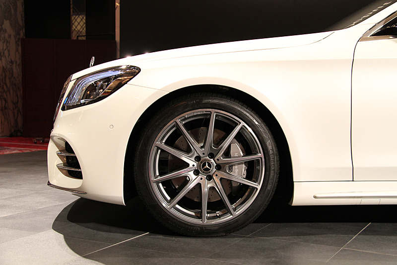 エクステリアではヘッドライトとリアコンビネーションランプにLEDを採用するとともに、ツインルーバーのフロントグリルやワイドなエアインテークを採用したことでダイナミックさを強調。リアバンパー下部のデザインも変更され、左右のエグゾーストエンドを結ぶワイドなクロームトリムも与えられた。ホイールはオプション設定の「20インチAMG10スポークアルミホイール」