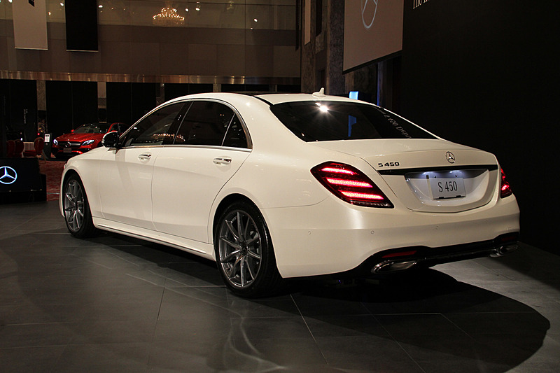 エクステリアではヘッドライトとリアコンビネーションランプにLEDを採用するとともに、ツインルーバーのフロントグリルやワイドなエアインテークを採用したことでダイナミックさを強調。リアバンパー下部のデザインも変更され、左右のエグゾーストエンドを結ぶワイドなクロームトリムも与えられた。ホイールはオプション設定の「20インチAMG10スポークアルミホイール」