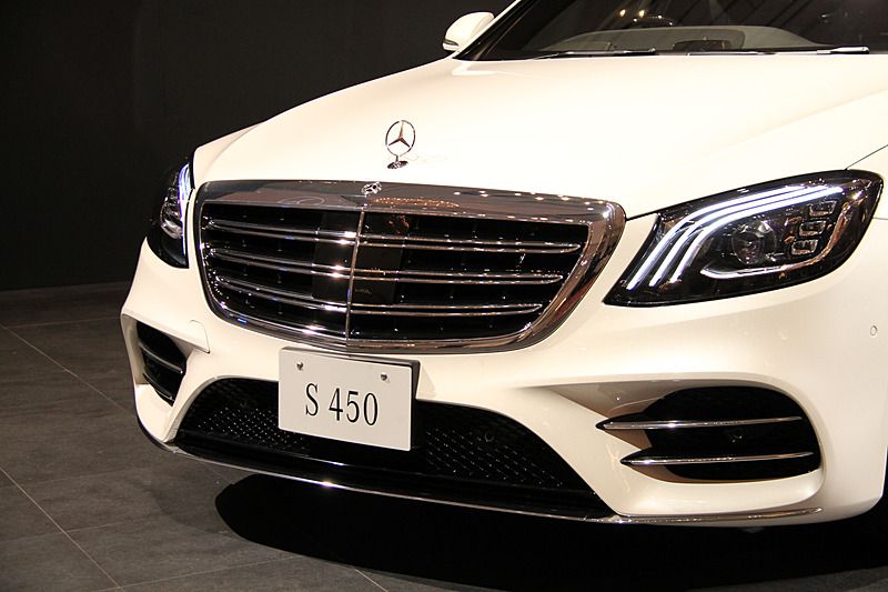 エクステリアではヘッドライトとリアコンビネーションランプにLEDを採用するとともに、ツインルーバーのフロントグリルやワイドなエアインテークを採用したことでダイナミックさを強調。リアバンパー下部のデザインも変更され、左右のエグゾーストエンドを結ぶワイドなクロームトリムも与えられた。ホイールはオプション設定の「20インチAMG10スポークアルミホイール」