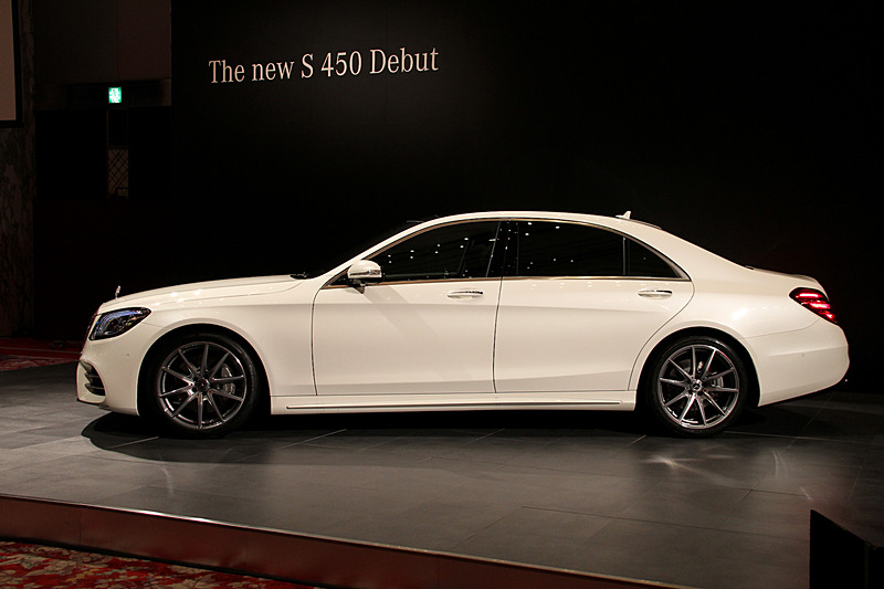 エクステリアではヘッドライトとリアコンビネーションランプにLEDを採用するとともに、ツインルーバーのフロントグリルやワイドなエアインテークを採用したことでダイナミックさを強調。リアバンパー下部のデザインも変更され、左右のエグゾーストエンドを結ぶワイドなクロームトリムも与えられた。ホイールはオプション設定の「20インチAMG10スポークアルミホイール」