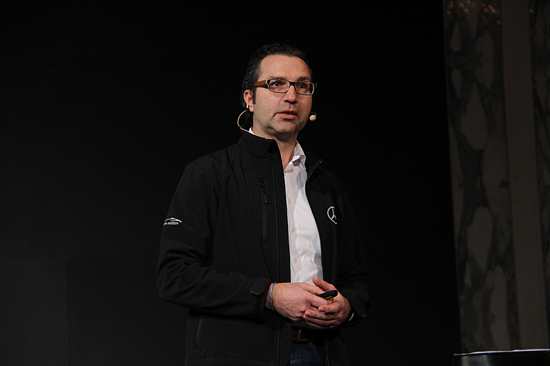 ダイムラーAGでM256エンジンおよびV型ガソリンエンジンの統括シニアマネージャーを務めるラルフ・ヴェッラー氏。かつてF1のマクラーレン-メルセデスでエンジン開発に携わっていたという