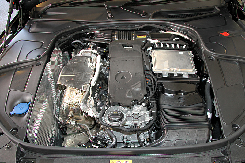 写真上がヘッドカバーあり、下がヘッドカバーなしの直列6気筒DOHC 3.0リッター直噴ターボ「M256」エンジン。最高出力は270kW（367PS）/5500-6100rpm、最大トルクは500Nm（51.0kgm）/1600-4000rpmを発生する