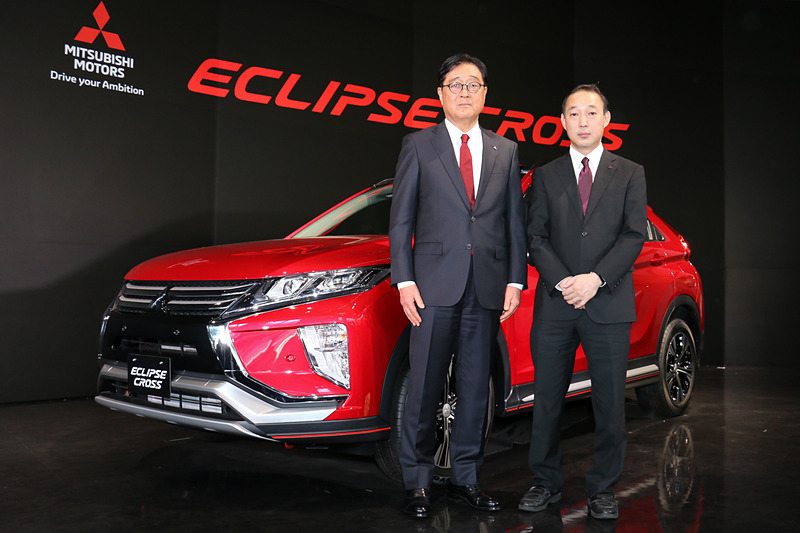 新型「エクリプス クロス」発売会のフォトセッションでエクリプス クロスの前に立つ、三菱自動車工業株式会社 取締役社長 CEO 益子修氏（左）と三菱自動車工業株式会社 商品戦略本部 チーフプロダクトスペシャリスト 林祐一郞氏（右）