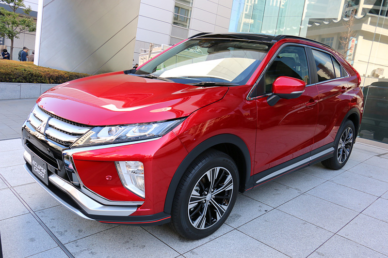 ボディカラーは新色の「レッドダイヤモンド」（左）のほか、「ホワイトパール」（中央）、「スターリングシルバーメタリック」（右）など計8色をラインアップ