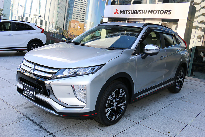 ボディカラーは新色の「レッドダイヤモンド」（左）のほか、「ホワイトパール」（中央）、「スターリングシルバーメタリック」（右）など計8色をラインアップ