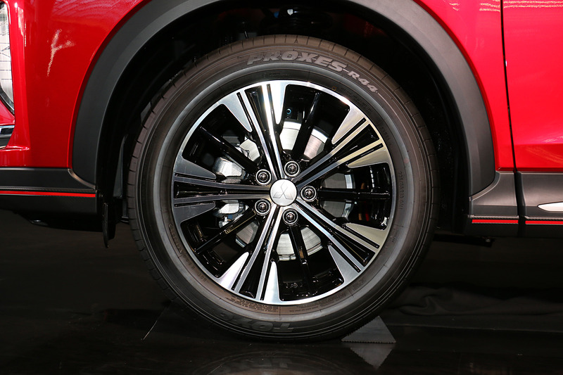 上級グレードの「G」「G Plus Package」では切削光輝仕上げの18インチホイール＋225/55 R18タイヤを標準装備