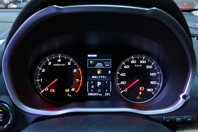 メーターパネルの中央にカラー表示のマルチインフォメーションディスプレイを設定