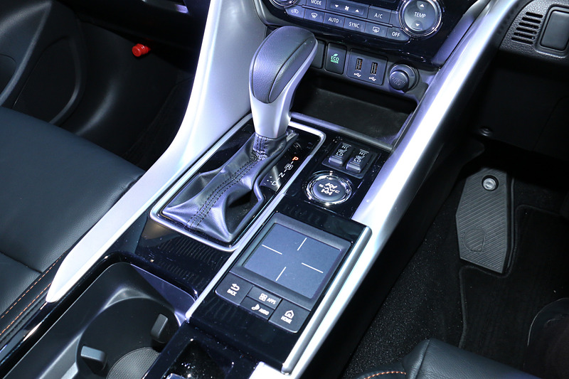 センターコンソールの右側にタッチパッドコントローラーをレイアウト。指先の操作でディスプレイ上のカーソル移動やオーディオの音量などの操作、Apple CarPlayの操作などに対応