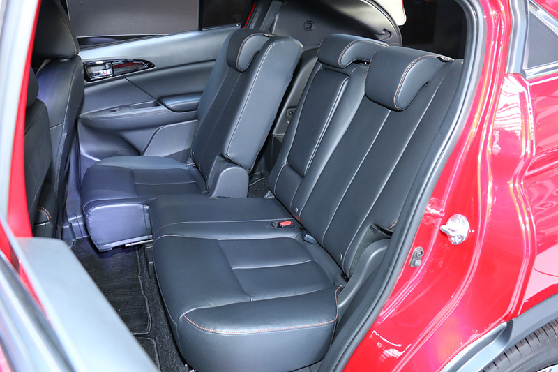 リアシートは前後に200mmロングスライドするほか、シートバックが9段階でリクライニング