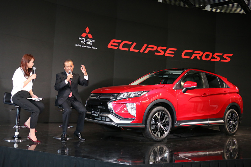 発表会の冒頭で行なわれたトークショーに参加したラジオパーソナリティーの藤本えみり氏（左）と三菱自動車工業株式会社 広報部 チーフエキスパートの増岡浩氏（右）