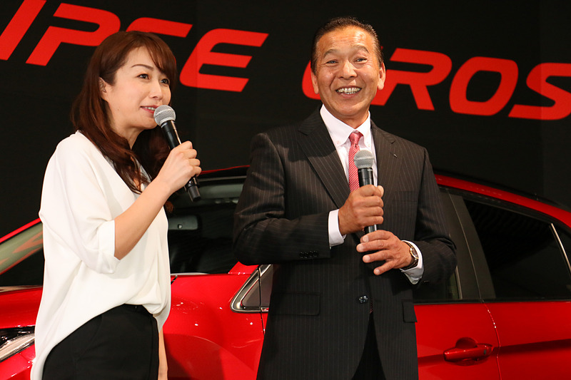 トークショーは藤本氏が質問し、増岡氏が答えるスタイルで進められた