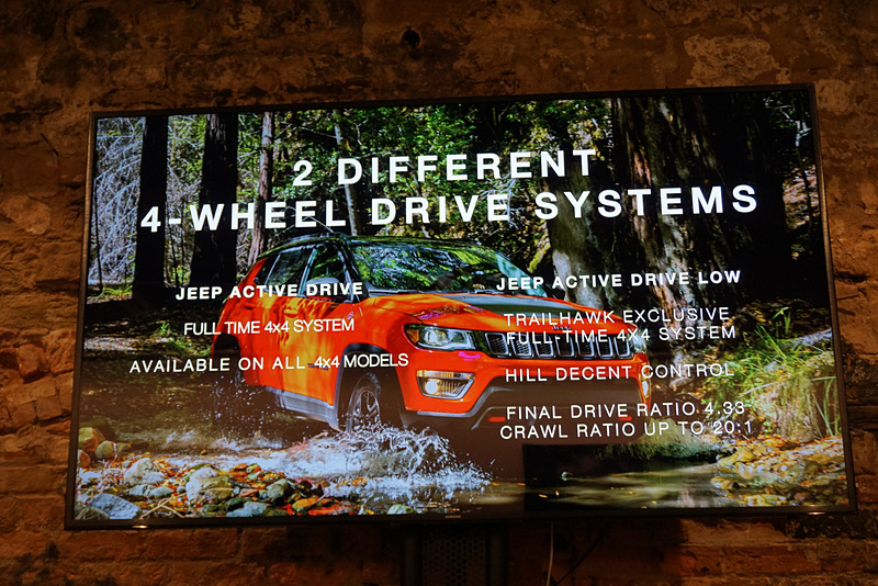 ハイエンドモデルとなる「Trailhawk」は、専用の4WD制御システムやオフロード走行に適したスキッドプレートを装備する。エンジンは、2.4リッターのガソリンモデルと2.0リッターのディーゼルモデルを用意