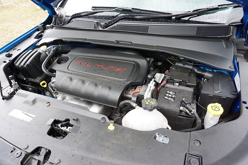 最高出力129kW（175PS）/6400rpm、最大トルク229Nm（23.4kgm）/3900rpmを発生する直列4気筒 2.4リッターマルチエアエンジンを搭載。組み合わせられるトランスミッションはSportとLongitudeが6速AT、試乗したLimitedは9速ATとなる