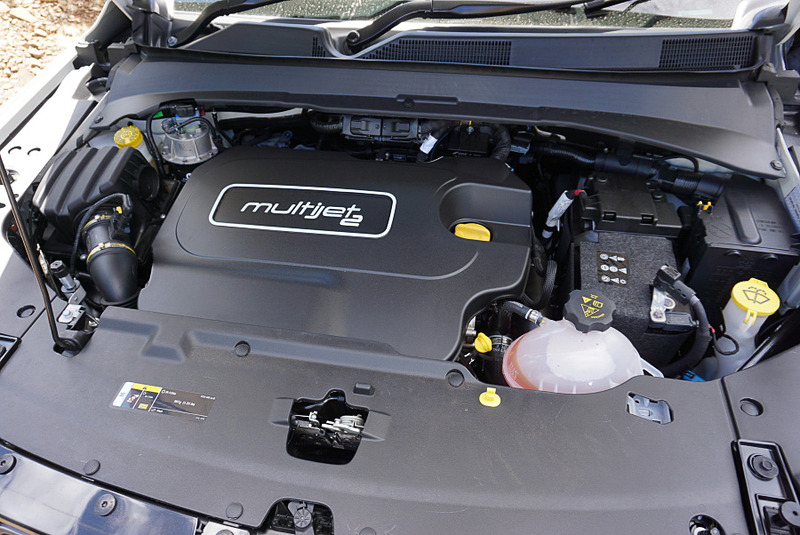 Trailhawkに搭載されたディーゼルモデルのエンジンルーム