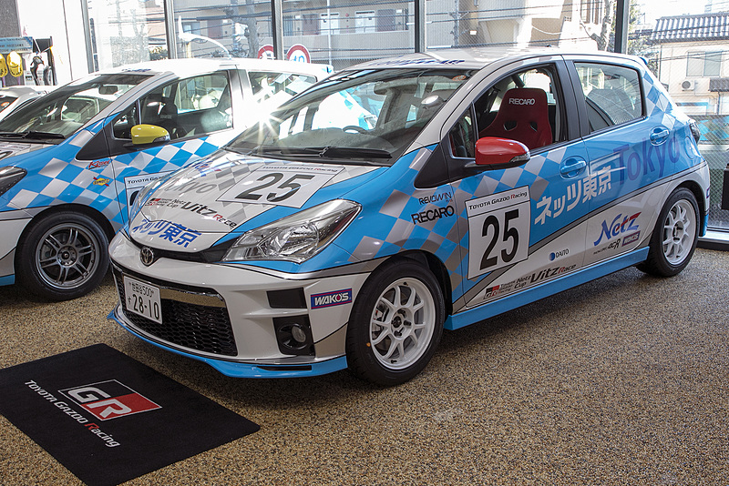 ネッツトヨタ東京の社員ドライバーである長山等選手。ヴィッツレース（関東シリーズほか）に参戦。カーナンバーは25だ